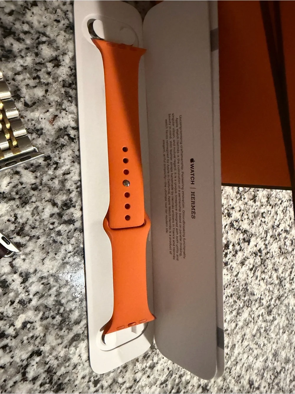 Her mès Apple Watch with Tour and Signature Bands with Boxes